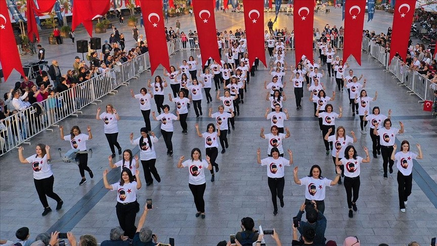 İzmir'de 4 bin öğrenci zeybek oynadı