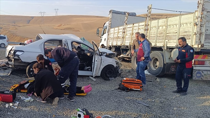 Tokat'ta otomobille tırın çarpıştığı kazada 2 kişi öldü, 1 kişi yaralandı