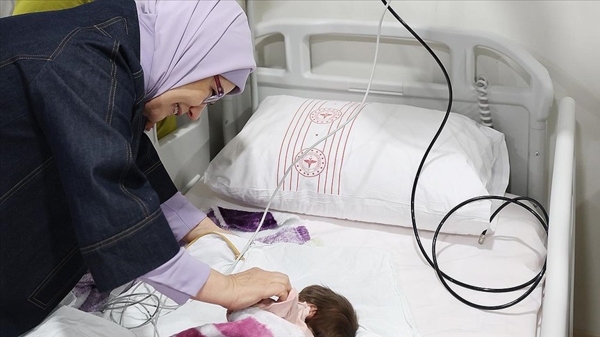 Emine Erdoğan Ankara'ya getirilen bebekleri ziyaret etti
