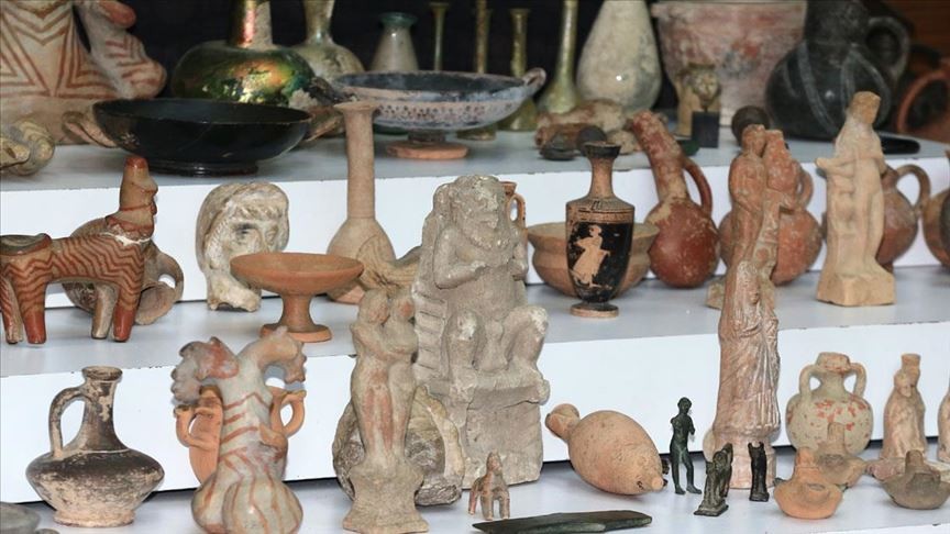 Manisa'da hırsızlık şüphelisinin evinde tarihi eserler bulundu