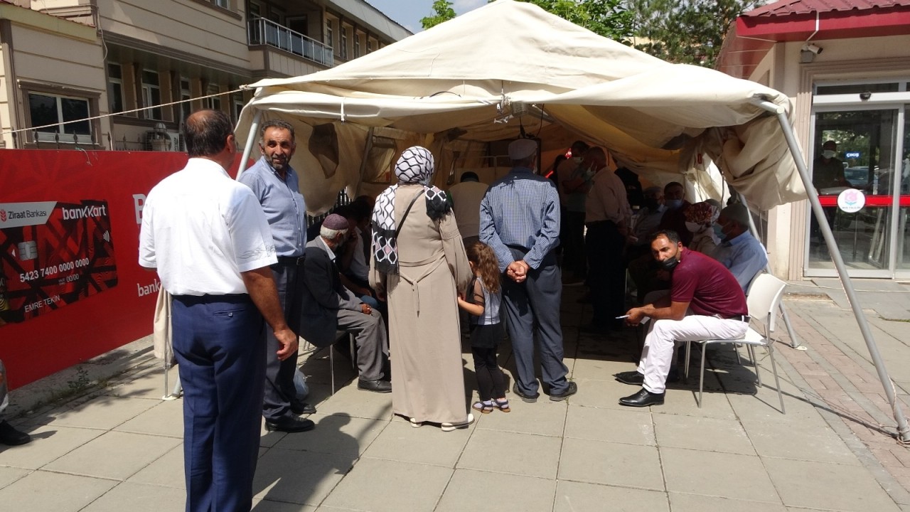 Muş'ta mobil ekipler kontrol noktalarına aşı standı kurdu
