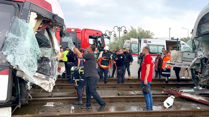 Samsun'da iki tramvay kafa kafaya çarpıştı: 26 yaralı