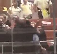 İsrailli esirlerin aileleri İsrail Meclisi'ni bastı