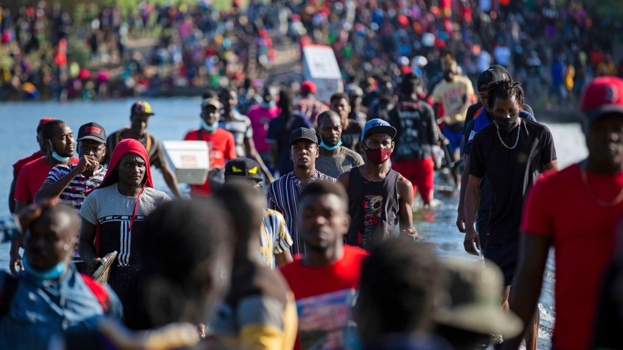 Teksas'ta binlerce yasa dışı Haitili göçmen sınırı geçerek ABD'ye girdi