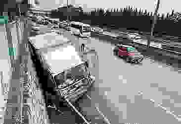 Kocaeli'de bariyere çarpan kamyonetin sürücüsü yaralandı