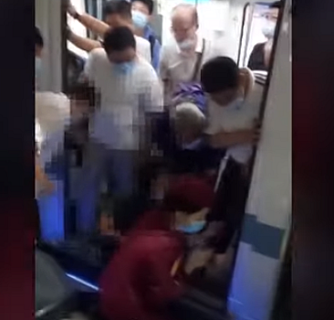 Çin'de bir bebek tren ile platform arasındaki boşluğa düştü
