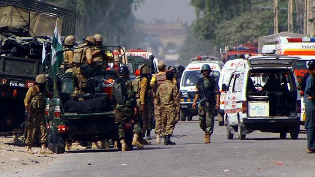 Pakistan'da bombalı saldırı: 12 yaralı