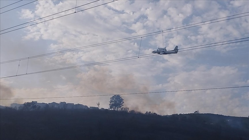 Kocaeli'de orman yangınına müdahale sürüyor