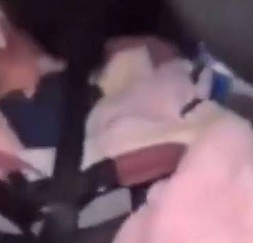 İsrail askerleri araçta bebekleri bırakarak anne-babayı gözaltına aldı