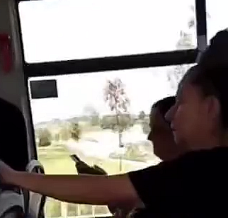 Otobüste tesettürlü kadını hedef aldı!