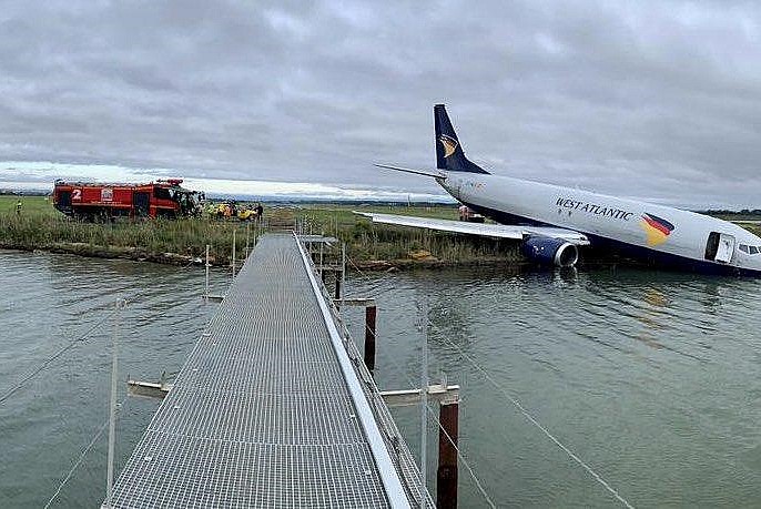 Fransa'da kargo uçağı gölete düştü