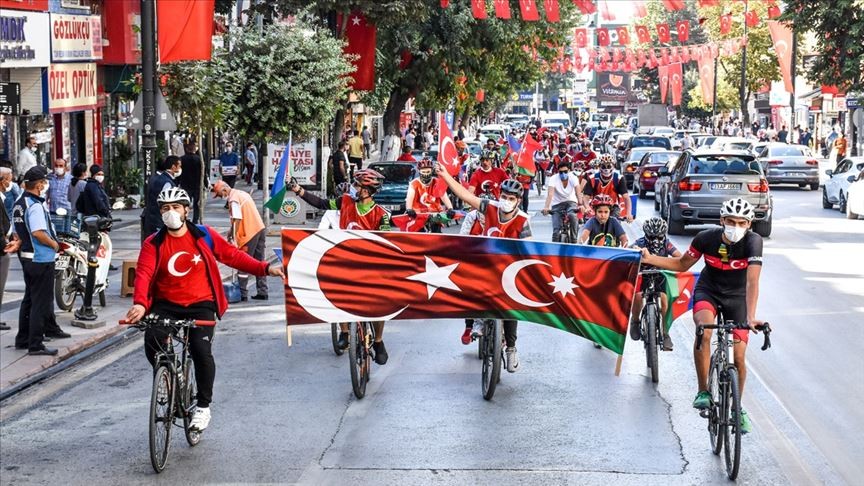 Azerbaycan'a bisikletli destek turu