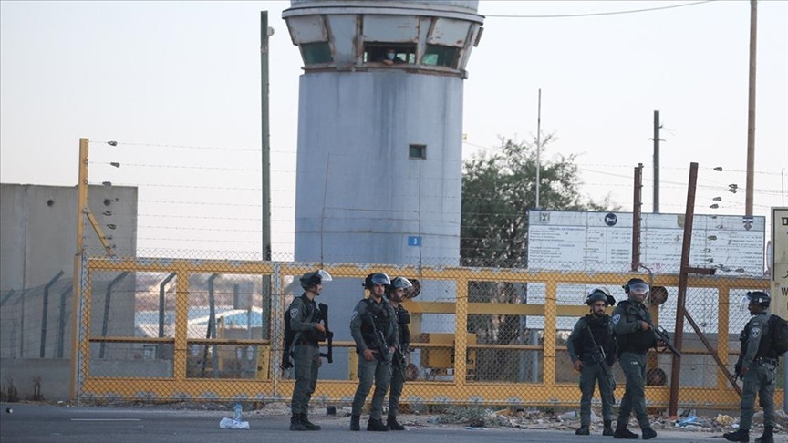İşgalci İsrail, Filistinli tutukluları darp etti!
