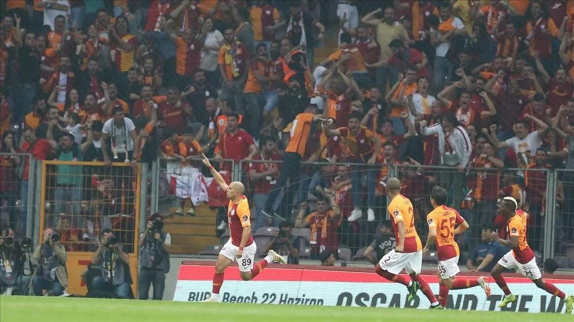 Galatasaray, şampiyonluğu taraftarıyla kutladı