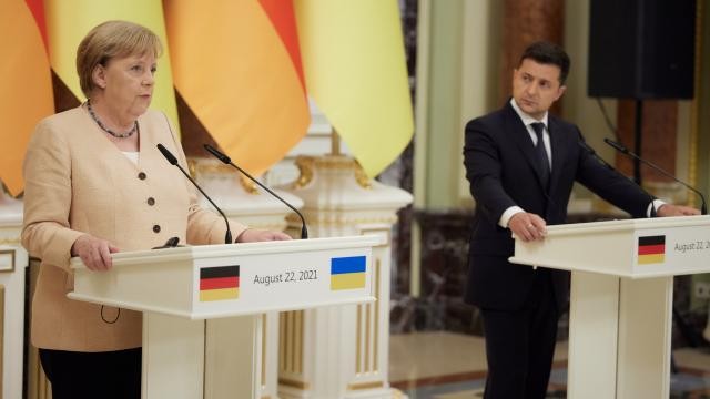 Merkel ve Zelenskiy Ukrayna'da görüştü