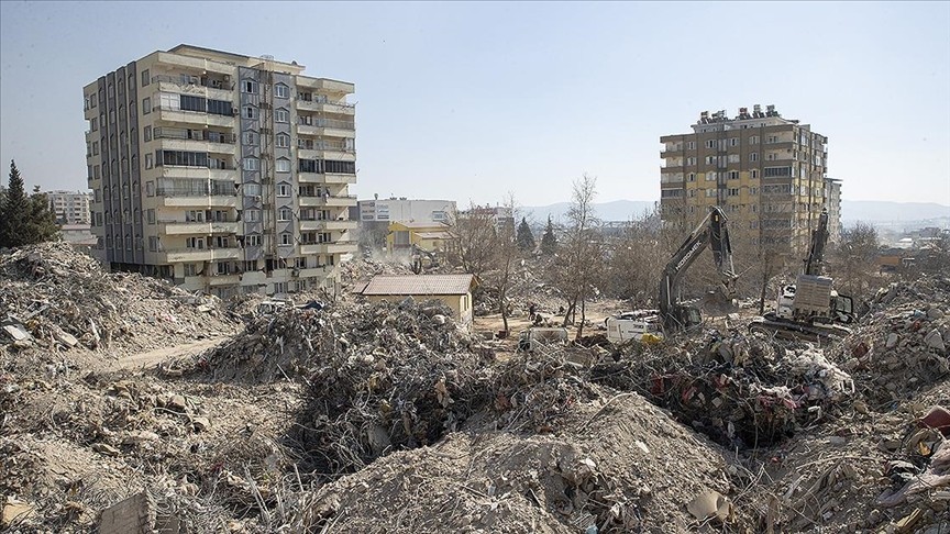 Depremzede ailelerden Ebrar Sitesi'nin yıkılmasına ilişkin suç duyurusu