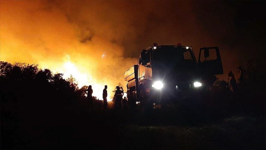 Manisa'nın Saruhanlı ilçesindeki orman yangınına müdahale sürüyor