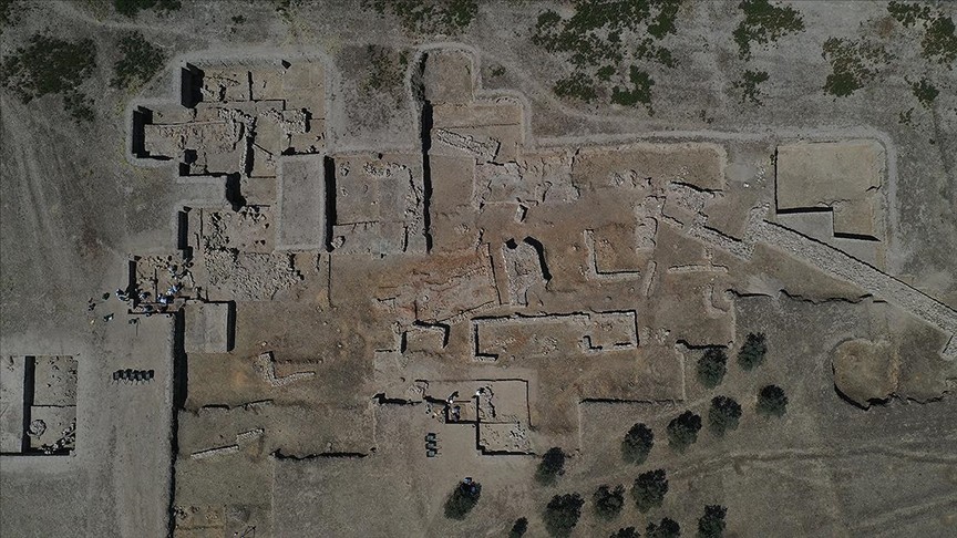 Aydın Tepecik Höyüğü'ndeki kazıda saray benzeri yapı ve tahıl küpleri bulundu