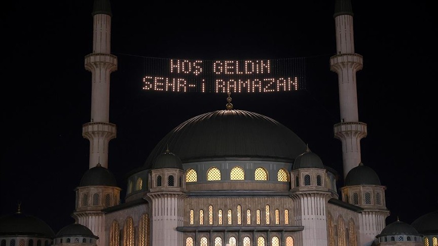 Ramazan ayının süsü "mahyalar" İstanbul'daki camilere asılmaya başlandı