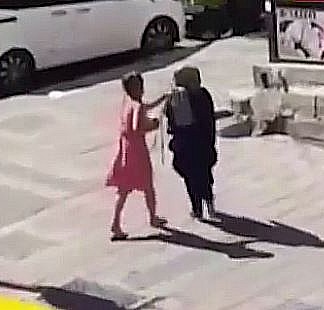 Esenyurt'ta bir kadın yoldan geçen başörtülü kadınlara saldırdı