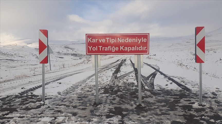 Selim-Göle kara yolu ulaşıma kapatıldı