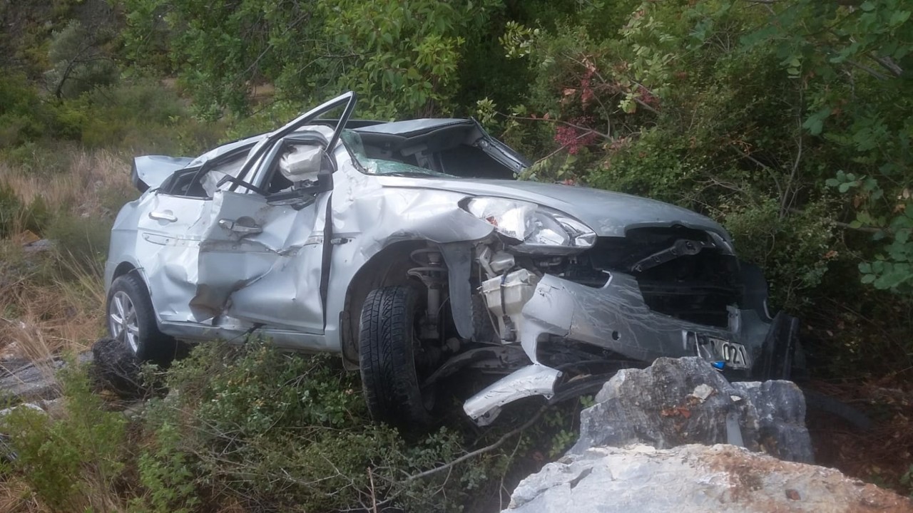 Alanya'da otomobil uçuruma yuvarlandı: 5 yaralı