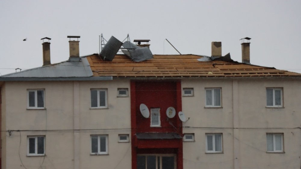 Fırtına bazı evlerin çatısını yola savurdu