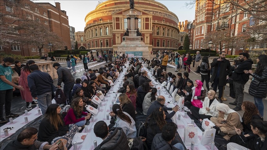Londra'nın ünlü Royal Albert Konser Salonu'nda toplu iftar programı düzenlendi