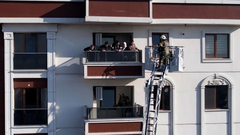 Sultangazi'de 15 katlı binada yangın çıktı