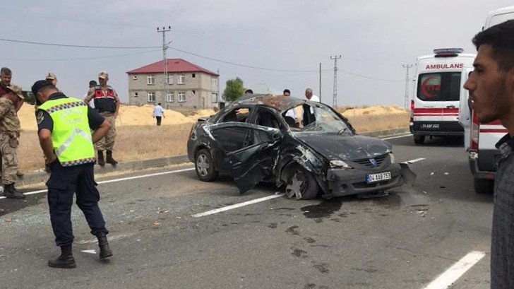 Ağrı'da traktörle otomobil çarpıştı 4 kişi yaralandı