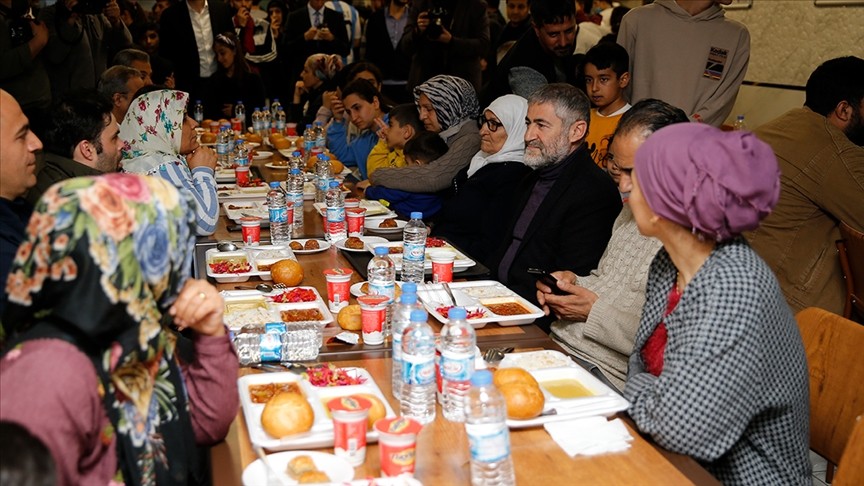 Bakan Nebati, Diyarbakır'da depremzedelerle iftar yaptı