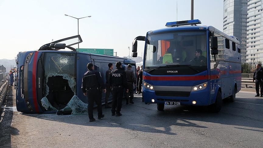 Diyarbakır'da cezaevi aracı devrildi