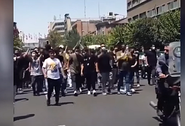 İran'ın başkenti Tahran'da rejim karşıtı sloganlar atıldı