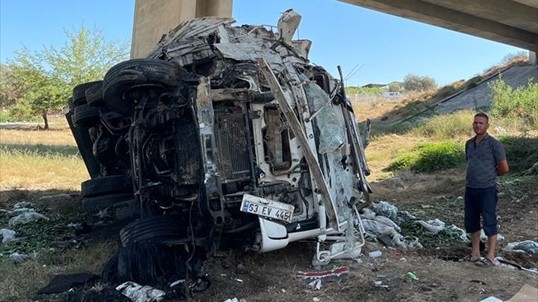 Tarsus'ta viyadükten devrilen kamyonetteki 3 kişi yaralandı