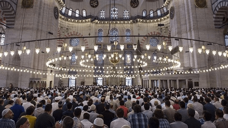 Camilerde ramazanın son cuma namazı kılındı
