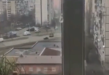 Korkunç görüntü! Rus tankı sivil aracı ezdi