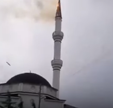 Yıldırım düşen caminin minaresi yandı