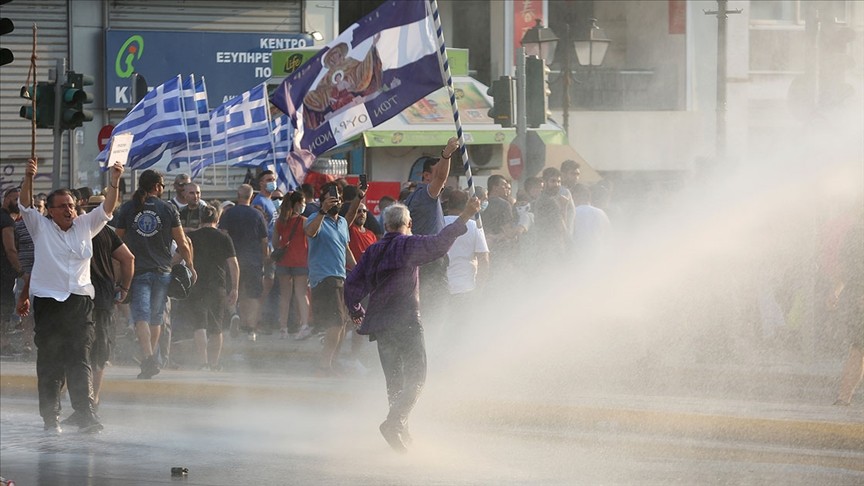Yunanistan'da aşı karşıtları polisle çatıştı