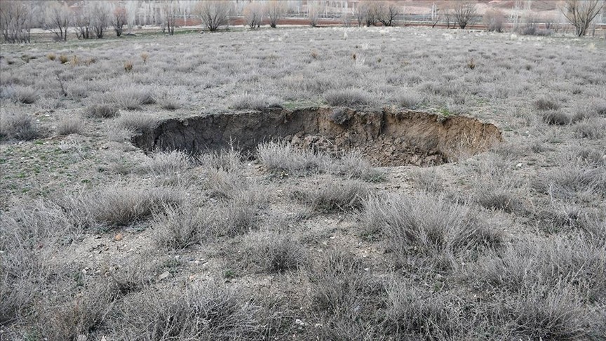 Sivas'ta, depremler sonrası obruklar oluştu