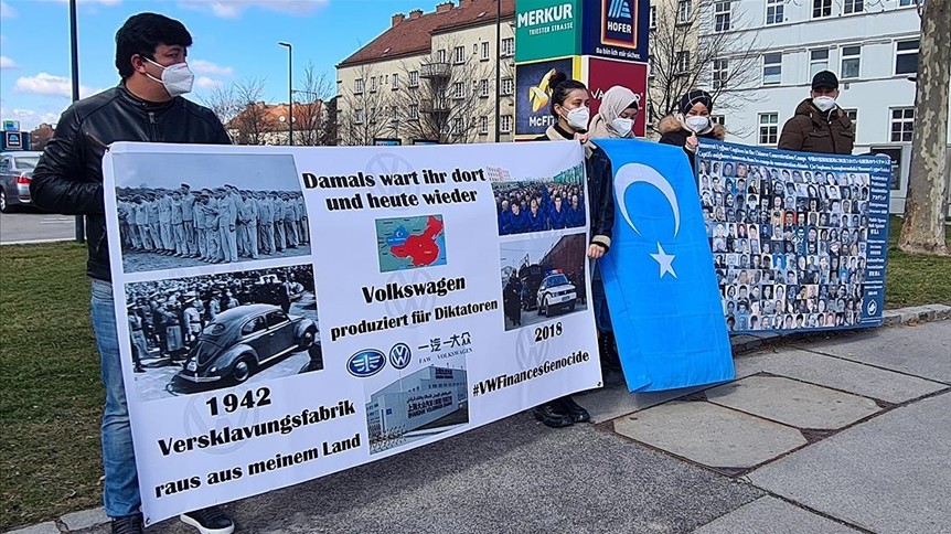 Uygur Türkleri Volkswagen firmasını protesto etti