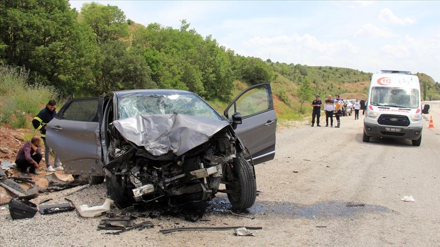 Burdur'da kayalıklara çarpan otomobilin sürücüsü öldü