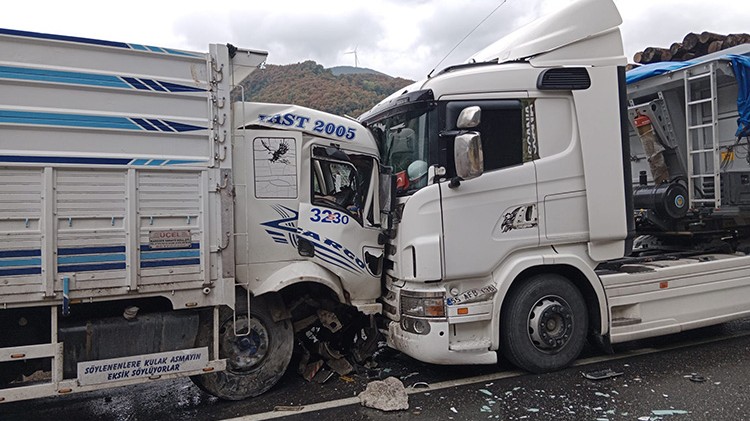 Sakarya'da trafik kazası: Kara yolu ulaşıma kapandı