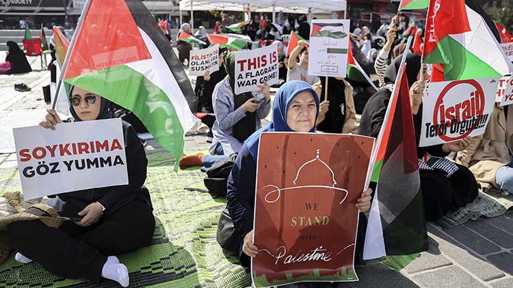 İstanbul'da kadınların Filistin'e destek için başlattığı oturma eylemi  sürüyor