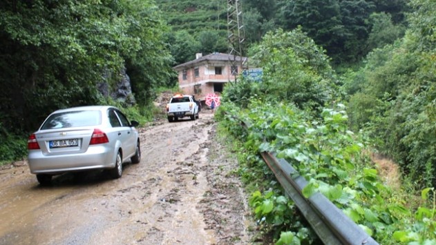 Trabzon'da sağanak heyelana neden oldu