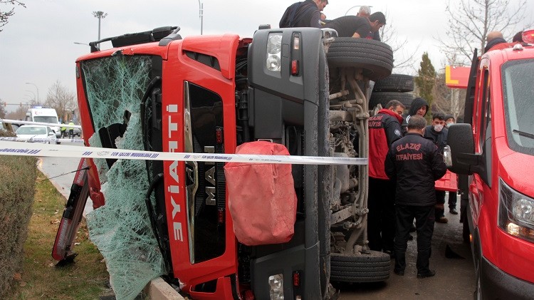 Elazığ'da itfaiye aracı ile otomobil çarpıştı: 7 yaralı