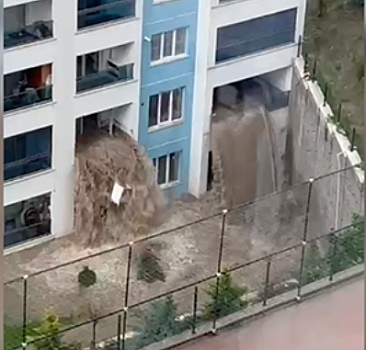 Ankara'da sel bir evin camlarını patlattı