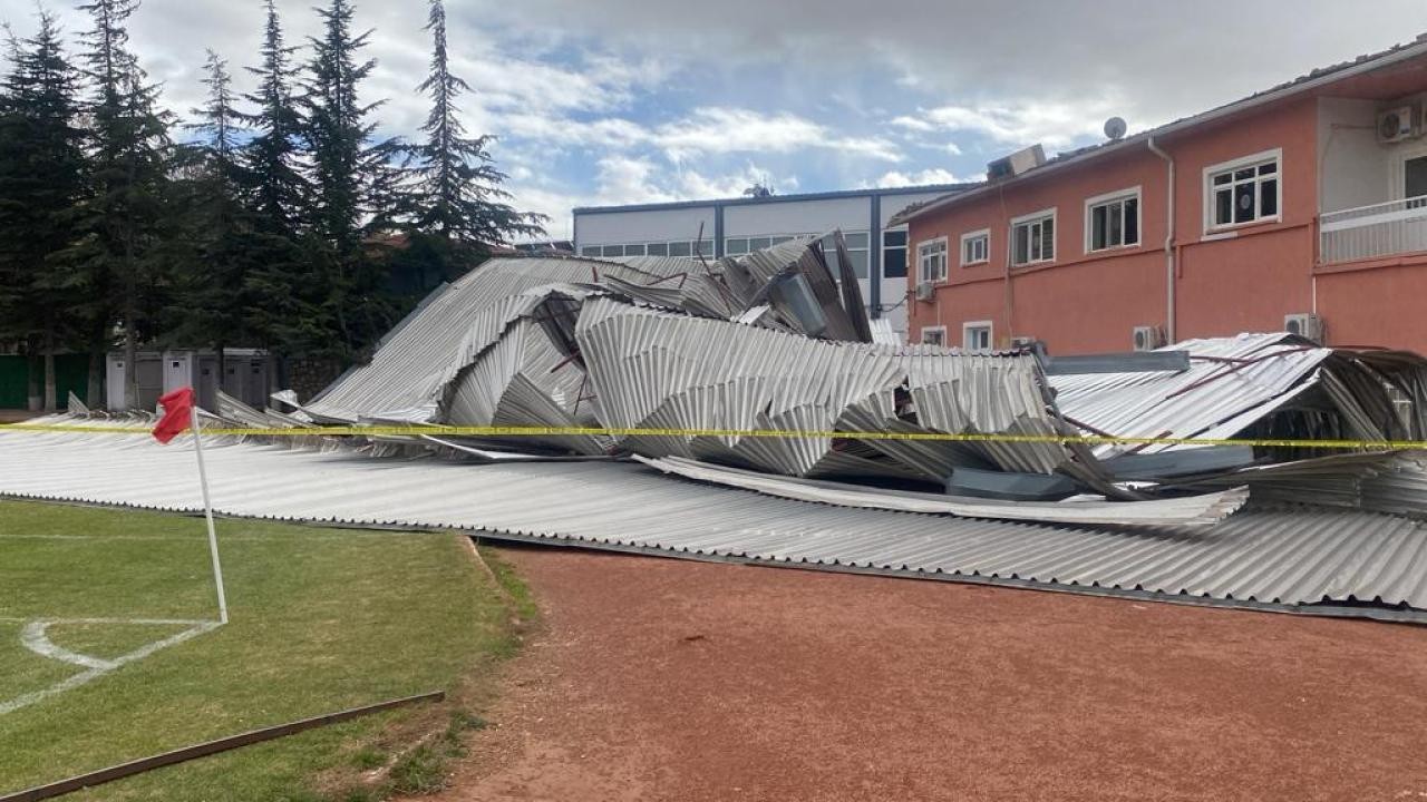 Kuvvetli rüzgar nedeniyle kopan çatı stada düştü