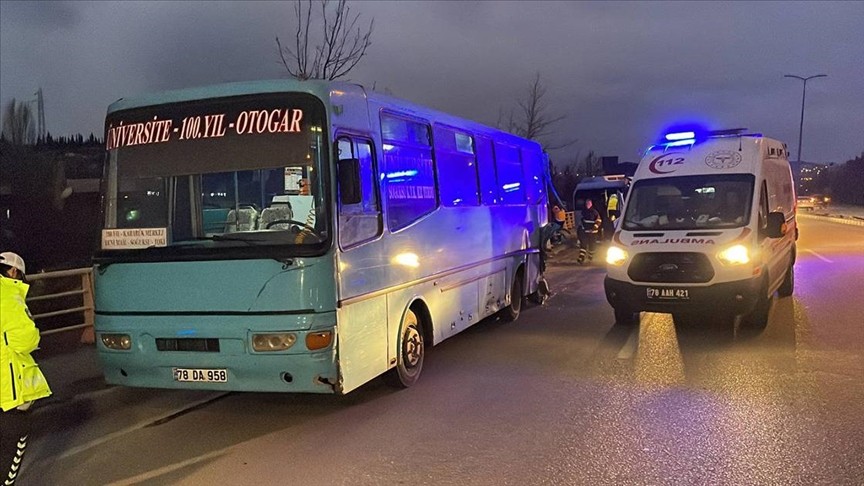 Halk otobüsü ile minibüs çarpıştı: 10 yaralı