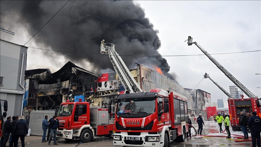Ankara'da depo yangını: Alevler diğer iş yerlerine de sıçradı!