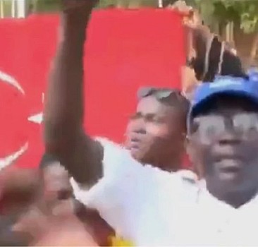 Nijer'de Fransa karşıtı göstericiler Türk bayrağı açtı
